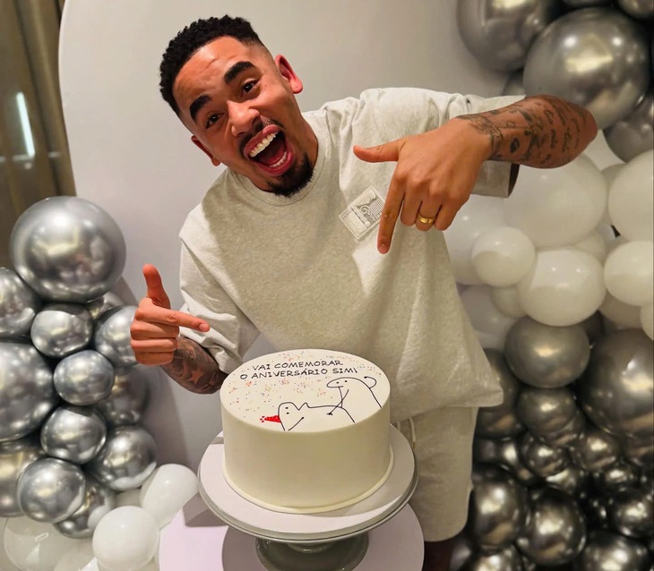 Neymar troll bánh sinh nhật có hình ‘khó đỡ’ của Gabriel Jesus - Ảnh 1.