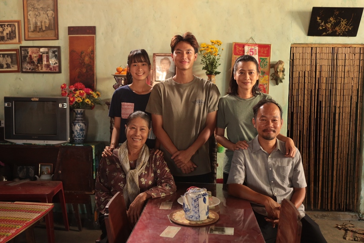 Review 'Lật Mặt 8' của Lý Hải: Bức tranh gia đình Việt đầy màu sắc - Ảnh 1.