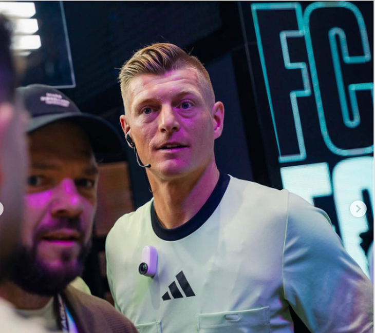 Toni Kroos trở lại sân cỏ làm... trọng tài! - Ảnh 1.