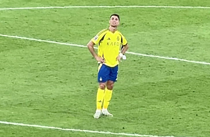 Ronaldo nói chuyện một mình khi Al Nassr bị loại ở AFC Champions League - Ảnh 1.