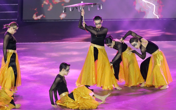 Golfer bàng hoàng chứng kiến máy bay đáp khẩn cấp xuống sân golf - Ảnh 5.