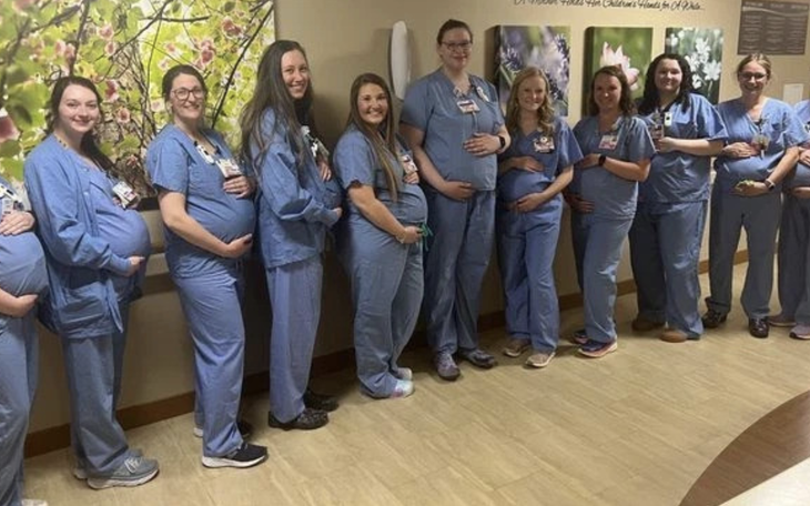 Tưởng con cá sấu là tượng, du khách đến ngồi cạnh để selfie - Ảnh 3.