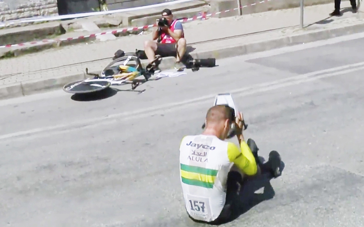 Võ sĩ Andrew Tate bị nhạo vì ‘phông bạt’ đánh bại 60 người - Ảnh 4.