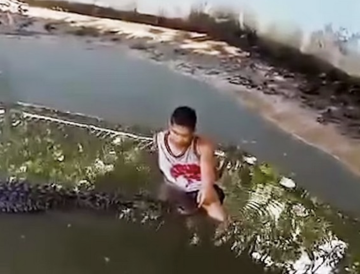 Tưởng con cá sấu là tượng, du khách đến ngồi cạnh để selfie - Ảnh 1.