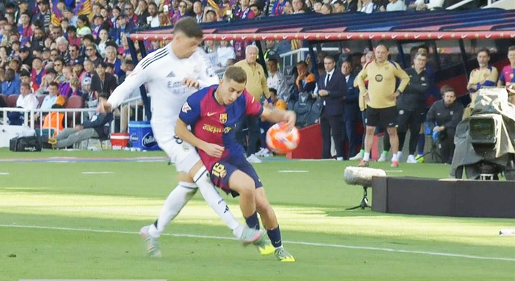 Phòng VAR 'tạ ơn Chúa' khi Barca bị từ chối bàn thắng - Ảnh 1.