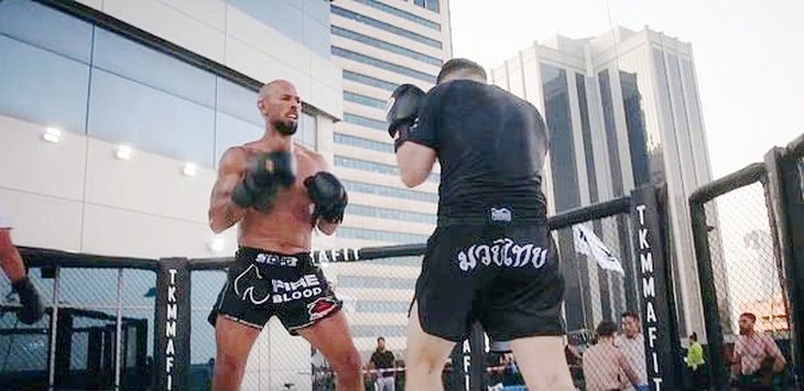 Võ sĩ Andrew Tate bị nhạo vì ‘phông bạt’ đánh bại 60 người - Ảnh 1.