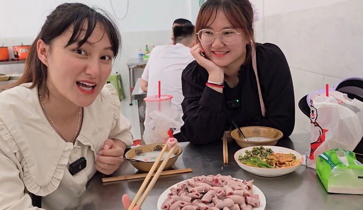 'Theo chân' YouTuber Việt sang Trung Quốc truy tìm lòng se điếu - Ảnh 3.