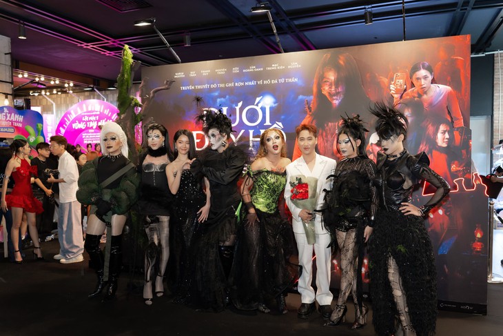 Drag queen Rau Muống Đồng chiếm spotlight, 'lầy lội' giữa dàn sao phim Dưới đáy hồ  - Ảnh 2.