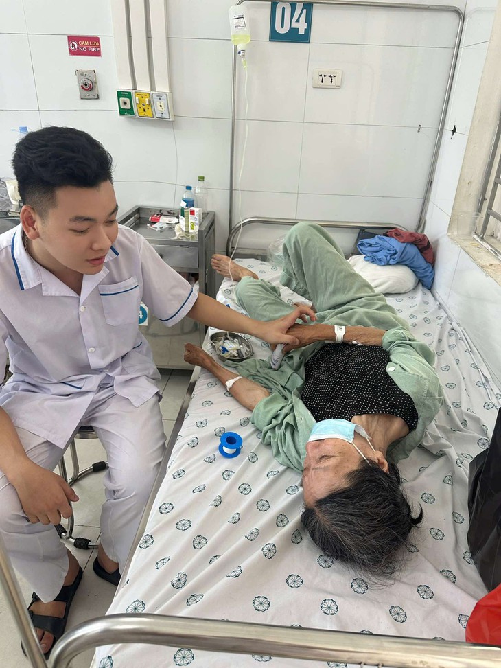 Câu chuyện chị gái U80 đưa em đi viện gây xúc động cộng đồng mạng - Ảnh 2.