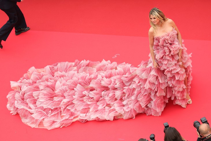 Nữ hoàng gợi cảm Heidi Klum, Bella Hadid đối phó với lệnh cấm mặc hở tại Cannes 2025 thế nào? - Ảnh 2.