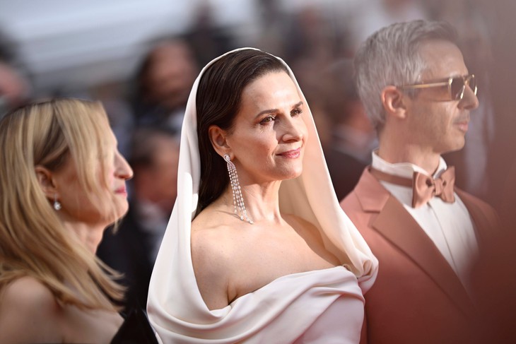 Nữ hoàng gợi cảm Heidi Klum, Bella Hadid đối phó với lệnh cấm mặc hở tại Cannes 2025 thế nào? - Ảnh 6.