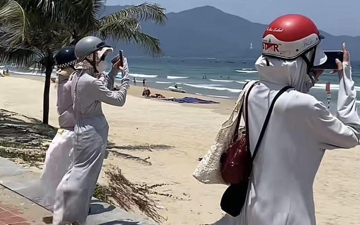 Thanh niên 25 tuổi mắc 'Hội chứng cúi đầu' do nhìn điện thoại quá nhiều - Ảnh 4.