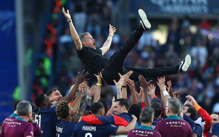 Fan ném ghế vào đối thủ, ai ngờ khiến cầu thủ đội nhà lỗ đầu - Ảnh 4.