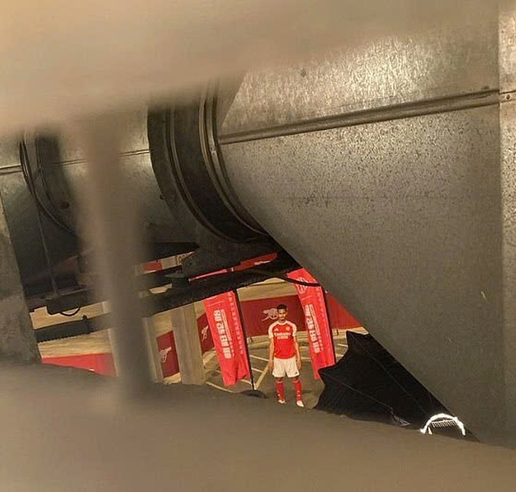 Fan trèo ống thông gió chụp lén áo đấu mới của Arsenal - Ảnh 1.