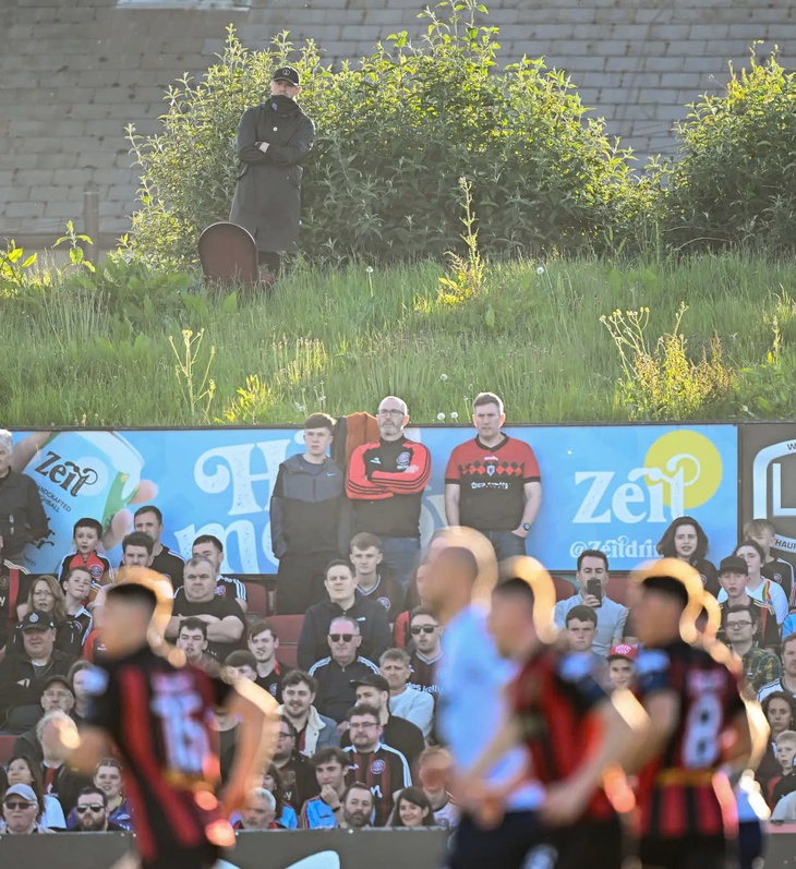 Bị cấm chỉ đạo, HLV Damien Duff xem đội thi đấu từ... đỉnh đồi - Ảnh 1.