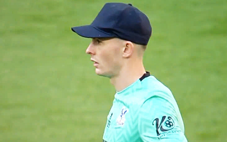 Fan ném ghế vào đối thủ, ai ngờ khiến cầu thủ đội nhà lỗ đầu - Ảnh 2.