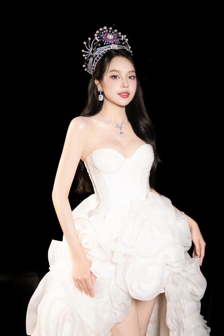 Hoa hậu Thanh Thủy ghi danh Top 10 Vẻ đẹp vượt thời gian 2024 - Ảnh 1.