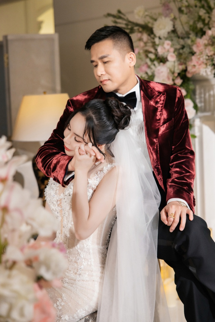 Chị gái Hồ Quỳnh Hương 'chê' em gái sáng tác nhạc tình quá chậm - Ảnh 1.