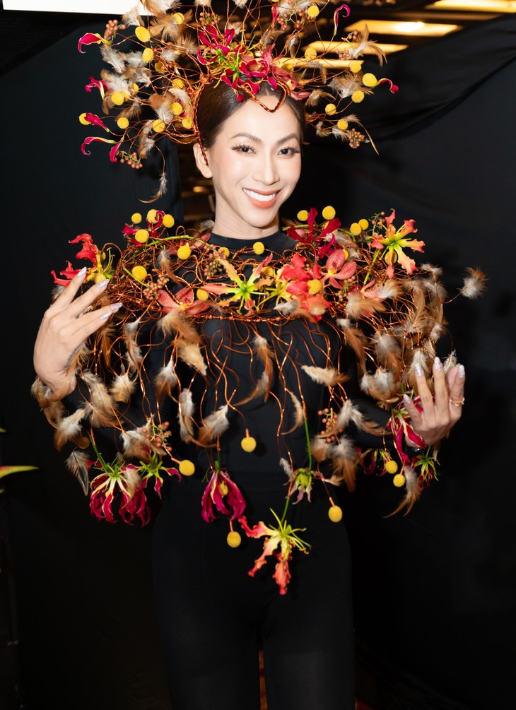 Đoàn Thiên Ân, Quế Anh trình diễn trang phục kết hợp với hoa độc đáo - Ảnh 7.