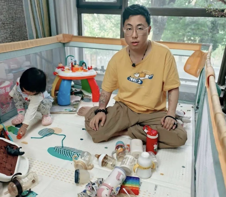 Người đàn ông bị... trầm cảm sau sinh - Ảnh 2.