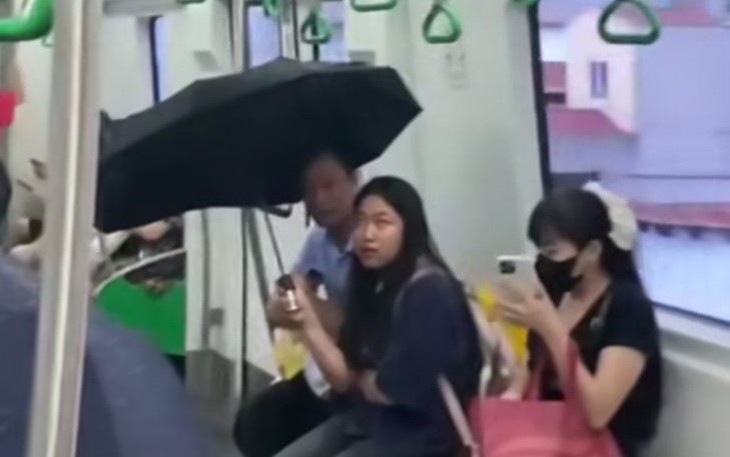 Phải tẩy trang ngay cửa hải quan vì... máy không nhận ra mặt - Ảnh 4.