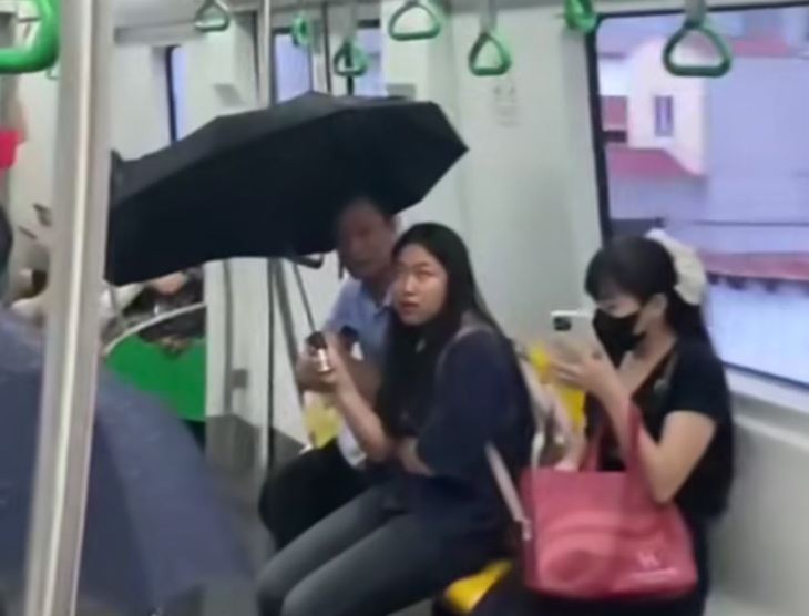 Ảnh vui 20-5: Khách đi tàu metro Cát Linh - Hà Đông phải che dù - Ảnh 1.