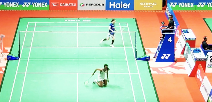 Cựu vô địch thế giới Sindhu đập vợt vì bất lực trước Nguyễn Thùy Linh - Ảnh 1.