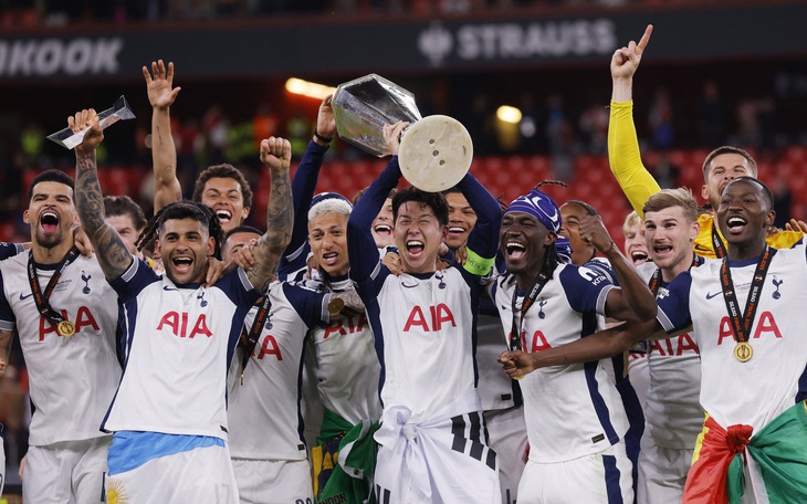 Fan Liverpool khó chịu với Cúp Ngoại hạng Anh khắc tên thiếu nhất quán - Ảnh 4.