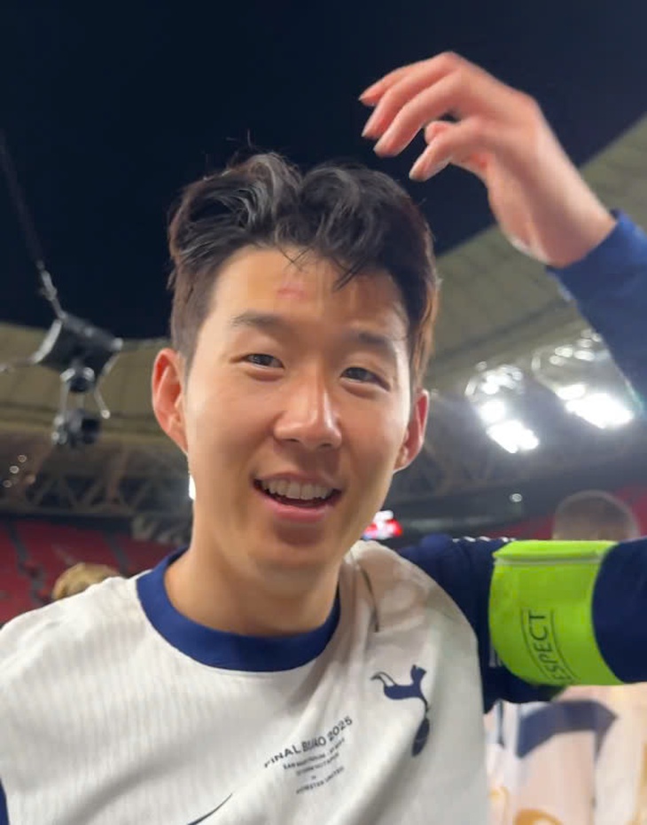 Son Heung Min ‘mẻ trán’ vì bị xô khi nâng cúp Europa League - Ảnh 1.