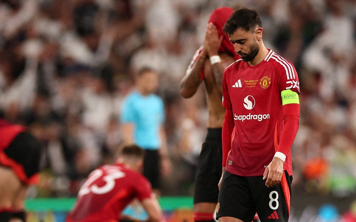 Trọng tài ‘nhanh miệng’, Aston Villa cay đắng mất vé dự Champions League  - Ảnh 2.