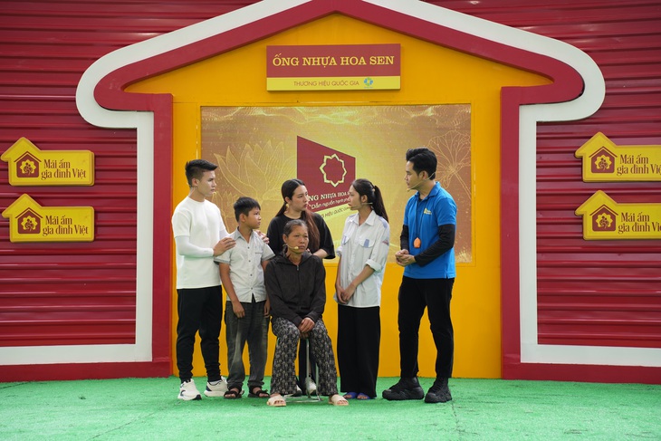 Nguyễn Quang Hải nhễ nhại mồ hôi, san sẻ yêu thương cùng ‘Mái ấm gia đình Việt’ - Ảnh 2.