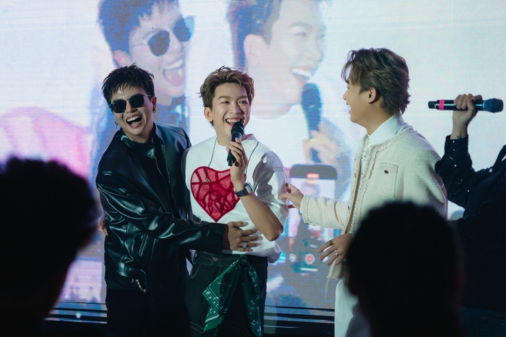 Từ fan meeting của Tăng Phúc, nhìn lại 'công nghệ gặp fan' 2025 - Ảnh 1.