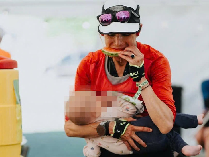 Nữ runner vừa chạy vừa dừng cho con bú vẫn thắng giải siêu marathon 100km - Ảnh 1.