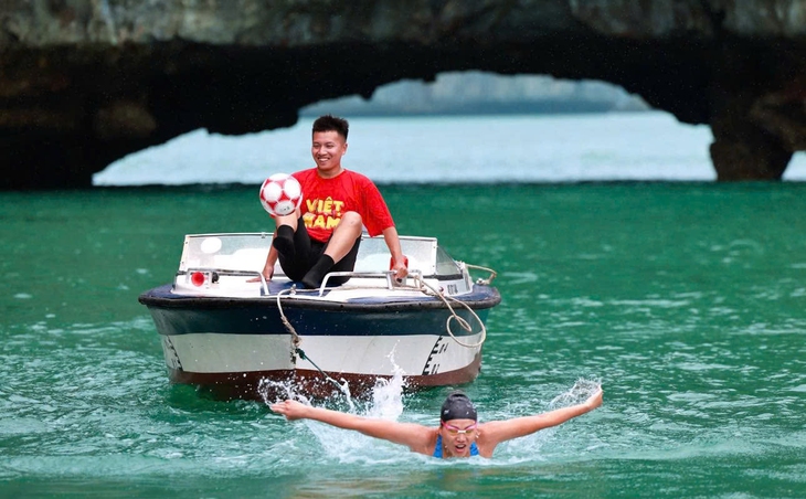 Ánh Viên bơi kéo thuyền cho Đỗ Kim Phúc tâng bóng nghệ thuật - Ảnh 1.