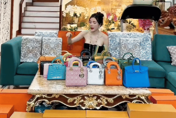 Ngân Collagen bị soi mặc áo 'Christian Diro', mua 'túi hiệu' theo lố - Ảnh 1.