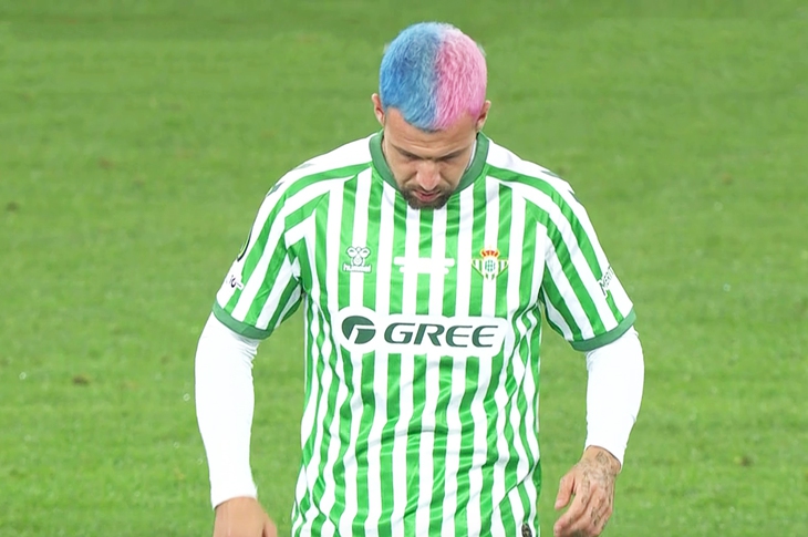 Sao Real Betis nhuộm tóc độc lạ lấy hên nhưng cái kết lại… đắng - Ảnh 1.