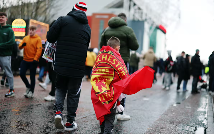 CĐV Na Uy dùng cá khô đổi vé xem UEFA Europa League - Ảnh 2.