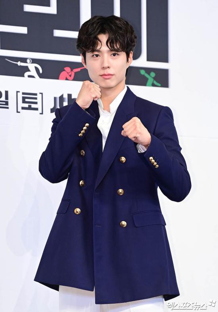 ‘Trai làng chài’ lam lũ Park Bo Gum lột xác thành trai lịch lãm gây sốt - Ảnh 1.