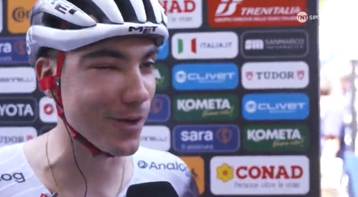 Tay đua xe đạp bỏ cuộc vì bị ong đốt sưng mắt - Ảnh 1.