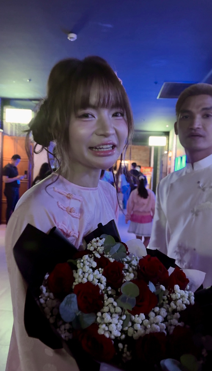 Bà xã tiết lộ Mạc Văn Khoa không biết tiêu tiền - Ảnh 1.