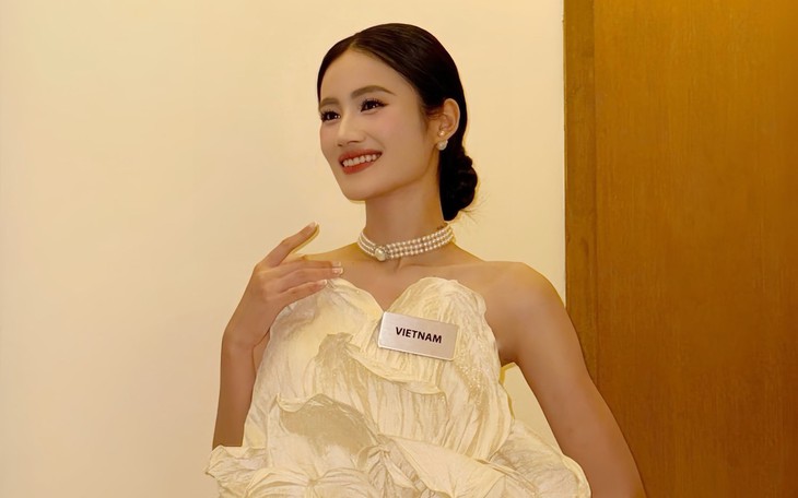 Nhan sắc Miss Cosmo Brazil đến Việt Nam khiến fan mê mẩn - Ảnh 4.