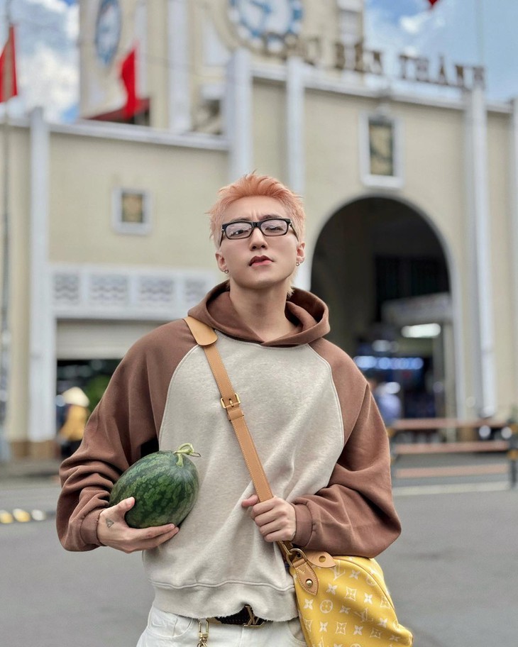 Sơn Tùng M-TP xách túi 300 'củ' đi chợ đựng xoài, măng cụt - Ảnh 1.