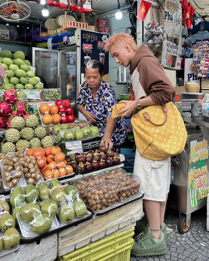 Sơn Tùng M-TP xách túi 300 'củ' đi chợ đựng xoài, măng cụt - Ảnh 3.