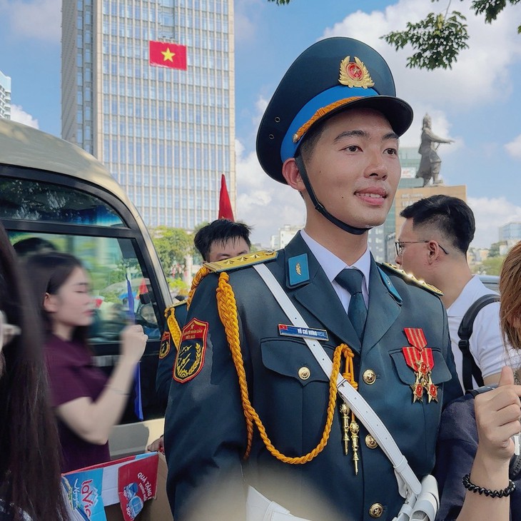 Chiến sĩ diễu binh gây thương nhớ với ánh mắt lưu luyến - Ảnh 2.