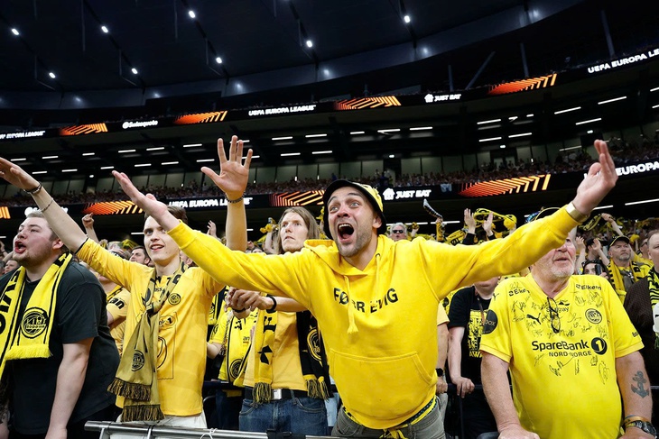 CĐV Na Uy dùng cá khô đổi vé xem UEFA Europa League - Ảnh 1.