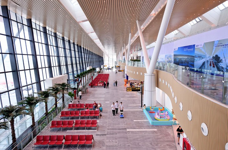 Cộng đồng mạng hiến kế làm mái che cho nhà ga T3 khỏi bị dột - Ảnh 2.