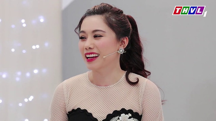 Nữ MC ăn lòng se điếu hút 8 triệu view giàu cỡ nào? - Ảnh 1.