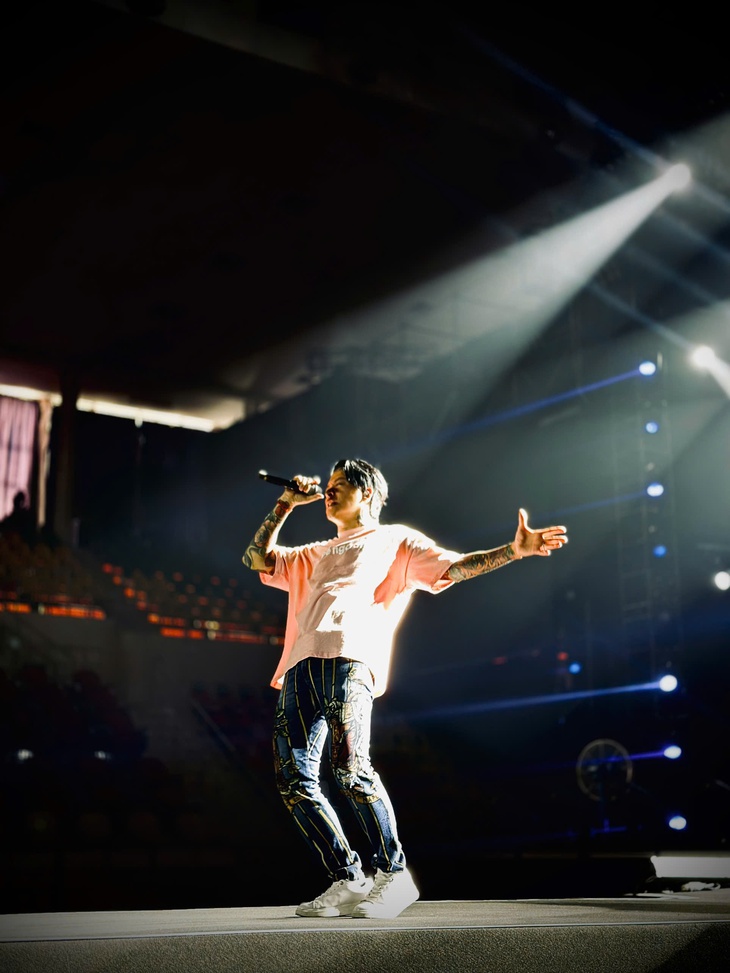 Tuấn Hưng được ba 'fan nhí' tiếp lửa ở hậu trường tổng duyệt live show - Ảnh 2.