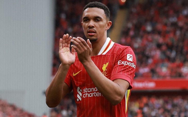 Fan ‘bỏng mắt’ khi Alexander-Arnold khoe cơ bụng 6 múi - Ảnh 2.