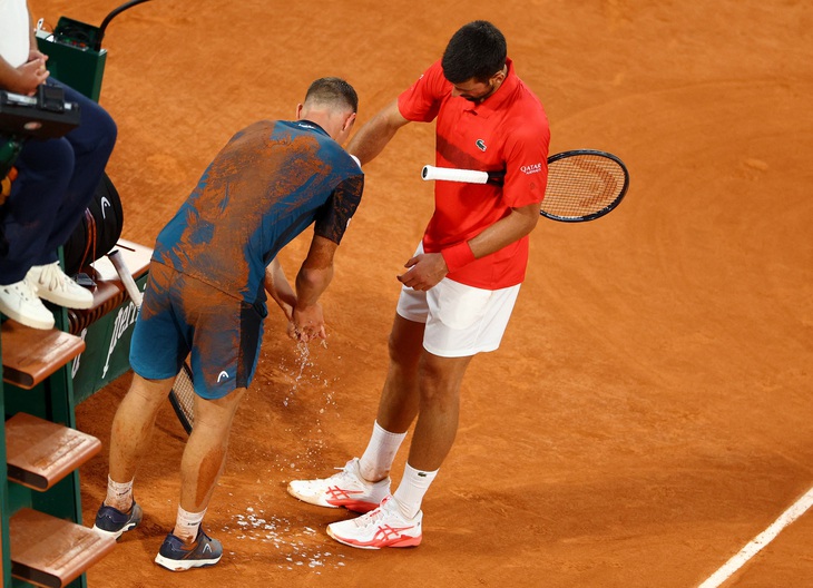 Djokovic giúp đối thủ, khán giả vỗ tay rần rần giữa đêm PSG bắn pháo hoa - Ảnh 1.